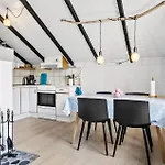 2 Bedroom Amazing In 德斯泰德